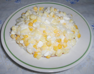 Салат сырный с кукурузой